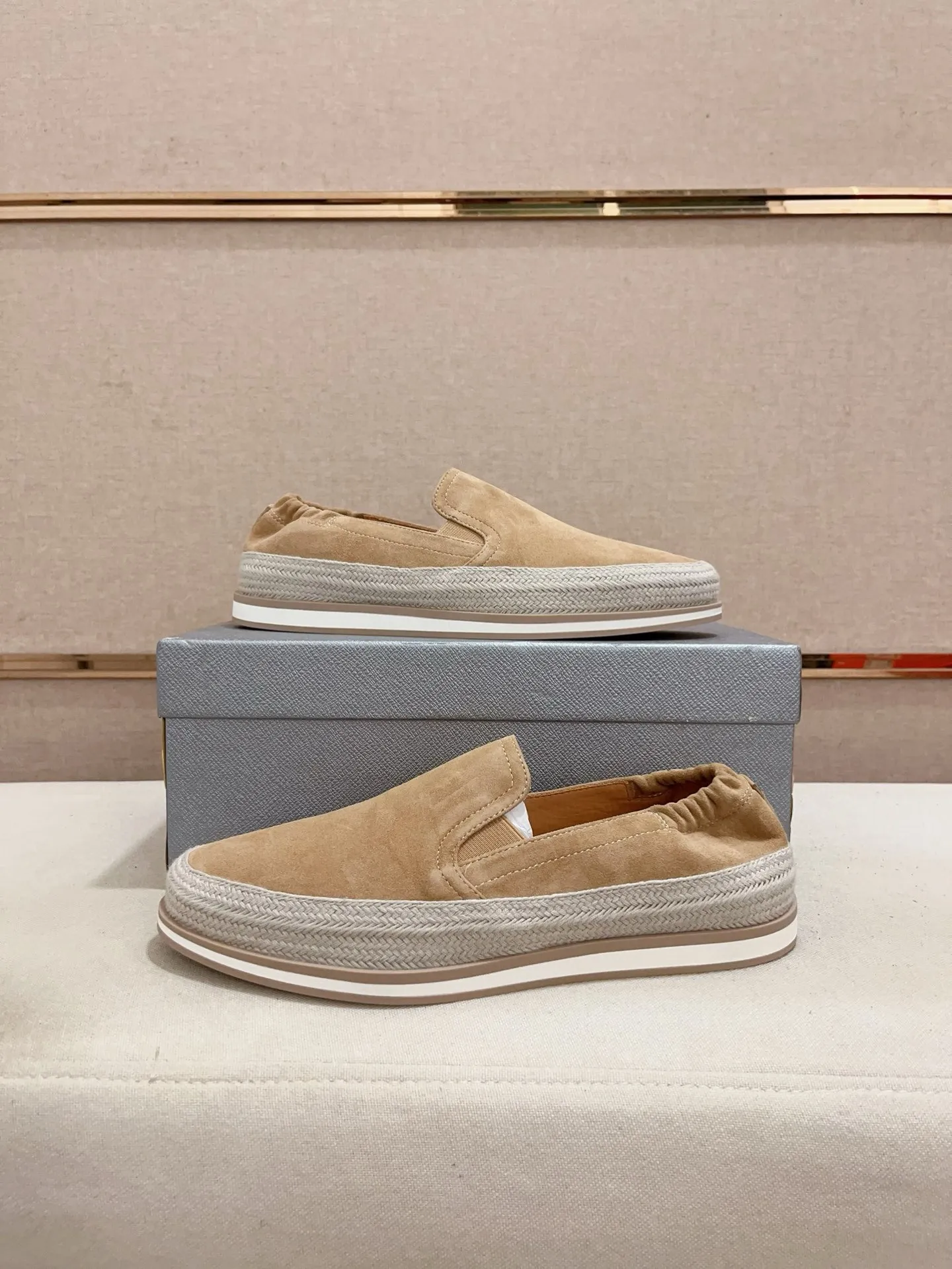 Men's shoes 💰 540💰 ✔️✔️✔️Higher version High-quality new PRADA (Prada) counters are launched at the same time. The new men's shoes and 😘 fabrics are made of high-tech glue-making technology. Lining: Full cowhide lining. 👍🏿 High-end ☄️ air-cushion molded anti-slip rubber outsole, exquisite lines, simple and elegant, comfortable and high-end for leisure travel. Code number: 38 to 45
